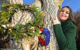 Người phụ nữ kết hôn với một cái cây "để bảo vệ môi trường" và họ sắp kỷ niệm 3 năm ngày cưới