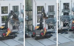 Tức giận vì bị chủ đầu tư quỵt tiền, nhà thầu Đức dùng máy xúc phá tan chung cư do chính mình xây