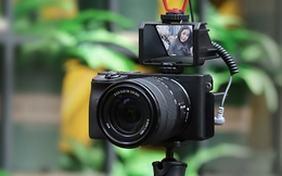 Chiếc gương 110k này giúp bạn quay vlog dễ dàng kể cả với máy ảnh không có màn hình xoay lật 180 độ