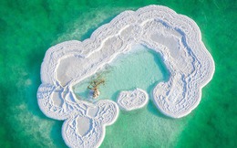 Ở giữa Biển Chết có một hòn đảo trắng tinh như tuyết, chứa đựng một điều diệu kỳ khiến cả thế giới ngỡ ngàng