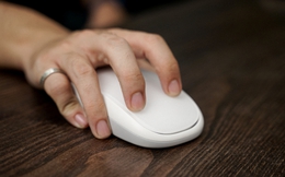 Ốp công thái học cho Apple Magic Mouse: Cầm “sướng” hơn, thêm sạc không dây nhưng dùng 1 phút là phải bỏ