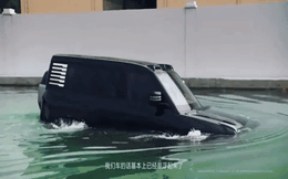 Ông trùm xe điện Trung Quốc trình diễn mẫu xe ‘bơi như thuyền’ trên mặt nước, quay 360 độ như xe tăng