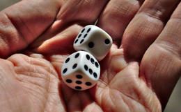 Tại sao các mặt đối diện trên xúc xắc luôn cộng lại bằng bảy?
