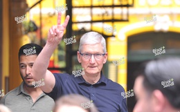 HOT: Những hình ảnh đầu tiên của CEO Apple Tim Cook tại Việt Nam - rời khách sạn 5 sao, đi cafe phố cổ