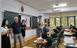 Tim Cook ghé thăm một trường học tại Hà Nội, dự giờ lớp học của Giang Ơi