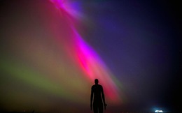 Bí ẩn từ vũ trụ: Chùm ảnh cực quang rực rỡ xuất hiện khắp nơi trên thế giới sau bão Mặt Trời mạnh nhất trong vòng 20 năm qua!