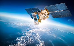 Vì sao một thiết bị Bluetooth trên Trái đất có thể kết nối thành công với vệ tinh ở khoảng cách 600 km?