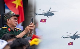 Clip, ảnh: Dàn máy bay trực thăng mang cờ Tổ quốc trình diễn trên bầu trời Điện Biên, người dân hào hứng dõi theo
