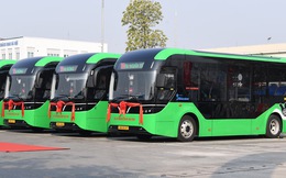 Ảnh thực tế dàn xe bus điện VinFast mới bàn giao: Chứa tối đa 60 người, sàn hạ thấp cho cả xe lăn lên