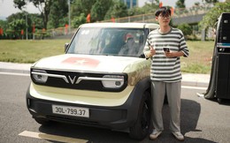 Chuyển đổi xanh ngay từ chiếc ô tô đầu tiên: Người trẻ háo hức chào đón xe điện