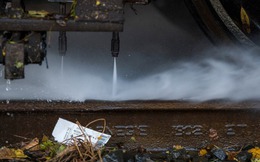 Vì sao chất thải trong nhà vệ sinh tàu hỏa từng được xả thẳng xuống đường ray? Sự thật ít ai ngờ tới