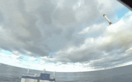 Tiếp sau SpaceX, công ty tên lửa của tỷ phú Jeff Bezos trở thành hãng thứ hai trên thế giới làm được việc này