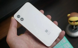 Điện thoại 5 inch của Xiaomi trông như iPhone 4 huyền thoại, cấu hình tàm tạm, dùng làm máy phụ rất hợp lý