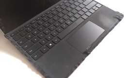 Bàn phím Alcantara đẹp nhưng 1 thời gian là bẩn, xấu, rách nát, vậy mà mất bao nhiêu năm Microsoft mới chịu thay đổi