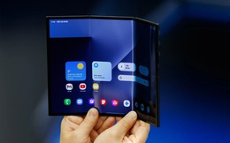 Galaxy Z TriFold giá 64 triệu đồng cháy sạch hàng chỉ sau vài phút mở bán, khách xếp hàng nối đuôi nhau để nhận máy