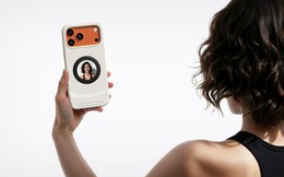 Chiếc ốp này thêm cả màn hình vào mặt lưng iPhone để bạn chụp selfie "nét căng"