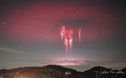 Nhiếp ảnh gia chụp được cùng lúc 2 hiện tượng sét hiếm nhất Trái Đất, có thể là độc nhất cả đời người