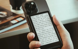 Máy đọc sách mini gắn lên lưng iPhone, màn bé tí nhưng tiện vì dùng thay nhiều thứ khác được