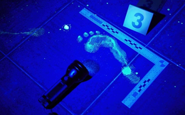 Luminol - "mắt thần" truy xét hiện trường, có khả năng phát hiện vết máu dù được pha loãng tới 10.000 lần