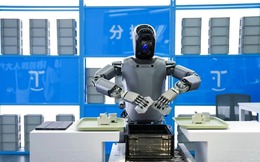 Robot hình người lần đầu làm việc theo nhóm tại nhà máy ô tô Trung Quốc