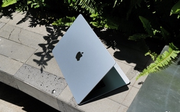 Mở hộp MacBook Air M4 Sky Blue chính hãng VN: Sắc xanh thanh thoát cho chiếc laptop gọn nhẹ mạnh mẽ nhất của Apple