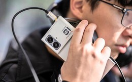 Điện thoại thiết kế lạ, "gù" camera rất to nhưng là để nghe nhạc hay hơn, chạy Android nhưng không có Google, chỉ hợp làm máy phụ