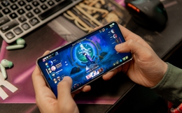 Galaxy S25 Edge pin bé vậy, chơi Liên Quân, Tốc Chiến mấy tiếng là hết?