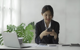 Biết là lừa đảo nhưng vẫn dùng, cô gái đợi tài khoản mất triệu đồng mới báo cảnh sát thì được khen nhanh trí