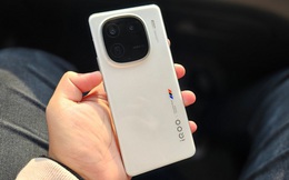 Lộ diện iQOO 15: Flagship mới của vivo sắp ra mắt với màn hình 2K, chip Snapdragon 8 Elite 2 cực mạnh mà giá thì như Xiaomi