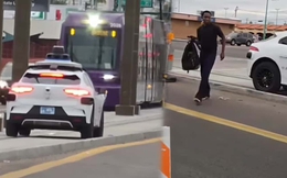 Xe tự lái Waymo mắc kẹt trên đường ray tàu hỏa, hành khách phải tự thoát ra ngoài