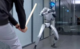 Robot hình người đá trúng chỗ hiểm người điều khiển trong buổi thử nghiệm và bài học đắt giá về tương tác người máy