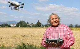 Bà ngoại 82 tuổi gây sốt mạng Trung Quốc với kỹ năng điều khiển drone nông nghiệp và bán hàng livestream