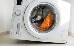 Tại sao chỉ giặt một chiếc khăn lại làm rung chuyển máy giặt của bạn, trong khi giặt đầy lồng lại quay rất êm?
