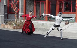 Robot hình người Trung Quốc múa kiếm điêu luyện mừng năm mới, phô diễn kỹ thuật đỉnh cao khiến thế giới kinh ngạc