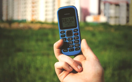 Dùng iPhone sang chảnh mà lúc nào tôi cũng mang theo một chiếc điện thoại "cục gạch": Tất cả vì lý do này