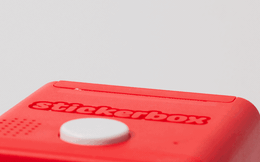 Sau hàng loạt thất vọng về AI, một chiếc hộp in sticker 9,5 cm lại ra đời và khiến giới công nghệ bất ngờ