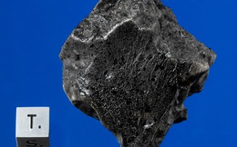 Không cần phá hủy mẫu vật, giới khoa học tìm thấy "mạch máu" của sự sống trong khối đá cổ nhất Hệ Mặt Trời