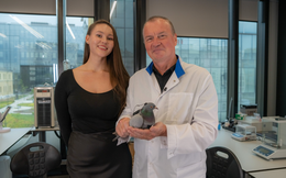 Chuyện thật như đùa: Nga thử nghiệm gắn chip điều khiển vào não chim bồ công để dùng làm công cụ giám sát