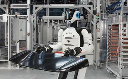 BMW thử nghiệm robot hình người AEON tại nhà máy iFACTORY Leipzig để sản xuất xe điện