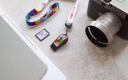 Cận cảnh USB và thẻ nhớ SanDisk FIFA World Cup 2026 Edition dành cho fan môn thể thao vua