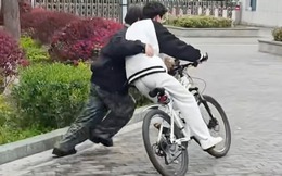 Thạc sĩ Trung Quốc kiếm tiền tỷ nhờ nghề dạy đạp xe cho người lớn!