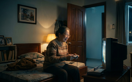 Bà cụ 91 tuổi bặt vô âm tín, cảnh sát cất công đến tận nhà gõ cửa thì bật cười: hóa ra cụ bà mải chơi điện tử