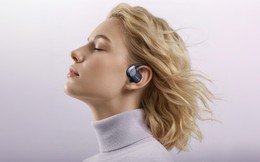 Tai nghe này có case sạc tích hợp màn hình cảm ứng, hỗ trợ cử chỉ gật/lắc đầu