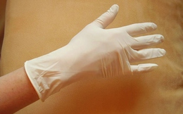 Phát hiện chấn động: Găng tay phòng thí nghiệm chính là thủ phạm làm sai lệch dữ liệu đo lường vi nhựa