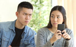 Vấn nạn “nhìn trộm qua vai”: Mối đe dọa quyền riêng tư bị lãng quên trong kỷ nguyên smartphone