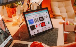 Màn hình di động gập đôi vừa túi xách nhỏ, giá khoảng 34 triệu đồng