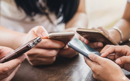 Thế hệ trẻ Việt Nam dành 7 tiếng/ngày online: Khi chiếc điện thoại trở thành “người chen ngang” mọi cuộc gặp