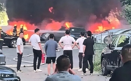 Chỉ vì đốt đám bông ven đường, người đàn ông 74 tuổi khiến 20 ô tô điện mới tinh hóa tro bụi trong chốc lát