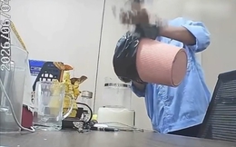 Đoạn clip gây sốc: Nhân viên đổ nước bẩn từ thùng rác vào cốc nước của đồng nghiệp