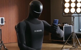 Xiaomi cho robot lên sân khấu trình diễn chụp ảnh với 17T Pro: Biết bấm zoom, bấm chụp là đã giỏi